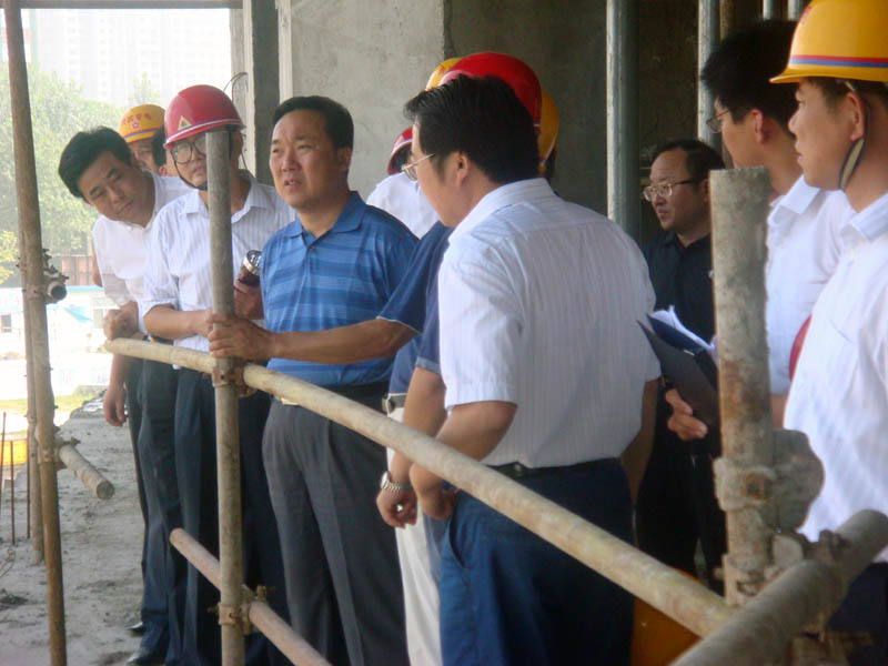 市委常委、常务副市长王浩到菏泽大剧院工地现场调度